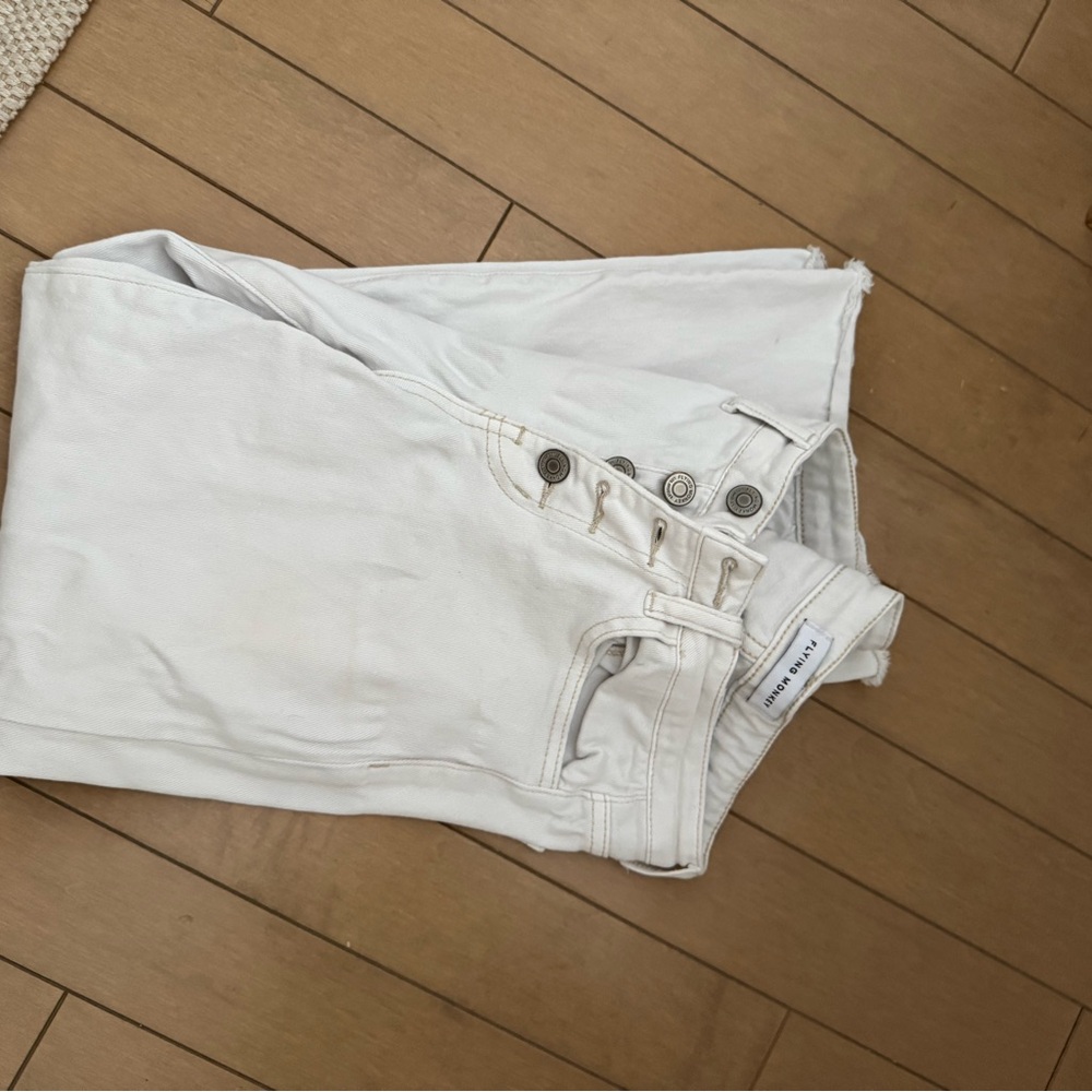 White High-Waisted Jeans